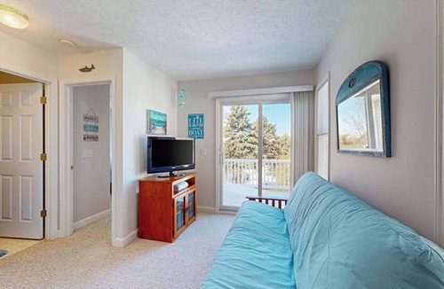 Manistee Condo | Charming 3 story condo, w/a W/D & Wifi, near beaches & shared pool access