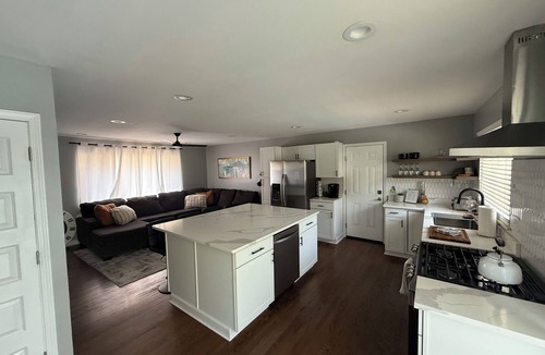 Clinton Township House | Charming 3Bed 2Bath Home located In Clinton Twp MI, 30 min to Detroit
