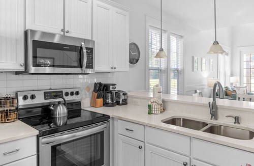 Laurel Grove House | Charming 3BR Beach Cottage w/6-Seat GOLF CART! Near Pool,Hot Tub, Beach Tram