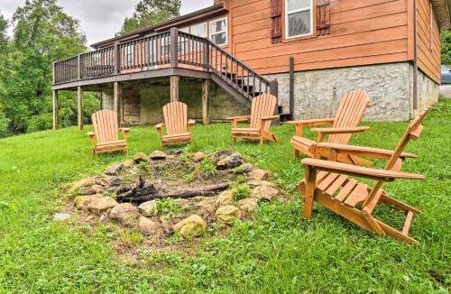 Jamestown House | Charming Jamestown Cabin w/Large Backyard!