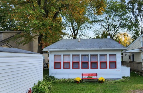 Lakeland House | Charming lake front house for the perfect getaway All sports lake, pet friendly