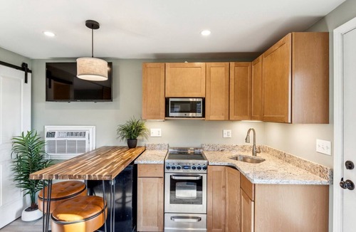 Kalamazoo Cabin | Charming Lakefront Cabin Amazing to Reconnect with Nature in Kalamazoo, Michigan