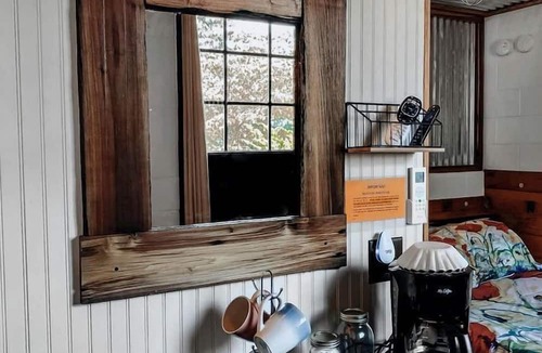 Lebanon Cabin | Charming Loft B&B with Private Bath & Country Breakfast near Old Hickory Lake – Gallatin, Tennessee