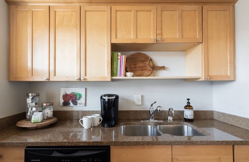 Cherokee Park House | Charming Nashville Tudor Near Broadway + Vanderbilt 2 Free Parking Spots