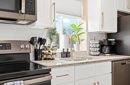 Roseville Apartment | Charming New Unit in the Heart of Roseville
