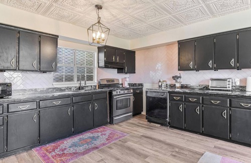 Southeast Pensacola Cottage | Charming pink 2-bedroom cottage in gorgeous Pensacola with AC