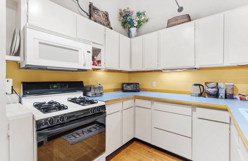 Saugatuck Condo | Charming Saugatuck Condo w/Private Deck + Grill!