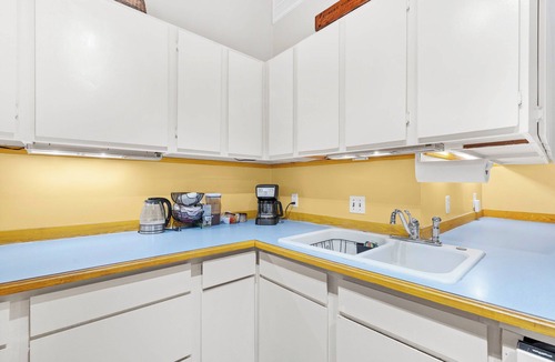 Saugatuck Condo | Charming Saugatuck Condo w/Private Deck + Grill!