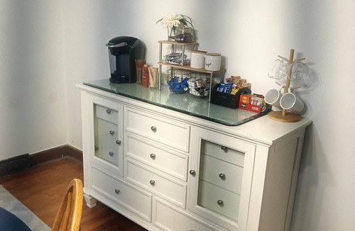 Grosse Pointe Apartment | Charming Upper Flat 10 mins from Downtown Det-10 mins from Nautical Mile