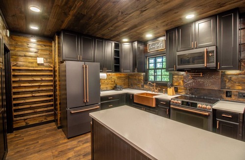 Kingston House | Cherry Blossom Cabin - Peaceful Retreat Surrounded by Nature