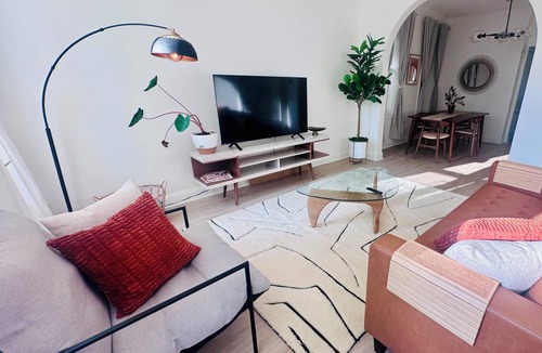 West Bucktown Apartment | Chic 2-bedroom apartment w/free parking, quiet Bucktown, Walker/Biker paradise