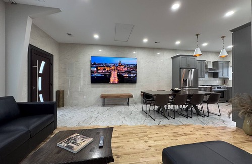 Farmington Hills Apartment | Chic 3-Bedrooms Haven Dream Home Farmington Hills