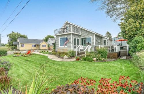 Manistee House | Chic Manistee Cottage: Steps to Lake Michigan!
