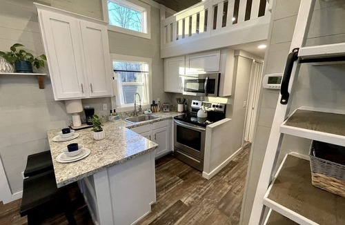 Tracy City Cabin | Chic Tiny Cabin with Jacuzzi, Screened Porch and Grill in Tennessee