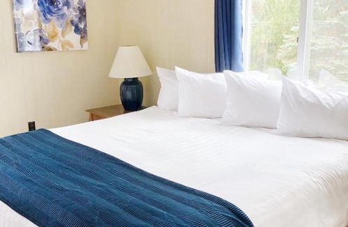 Hubbard Lake Hotel | Churchill Pointe Inn