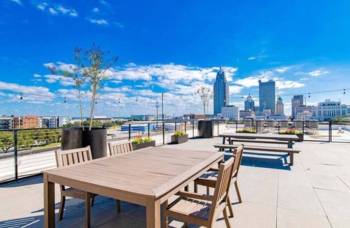 Central Business District Apartment | City Center Apartment - Free Parking & Great Views