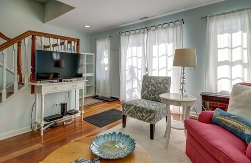 Harbor Springs Condo | Classy condominium with patio and balcony - near the lake!