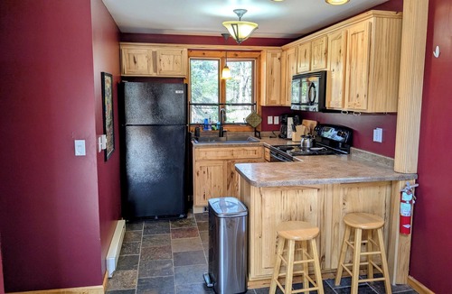 Stambaugh Ski Chalet | Clean & Cozy Private Hot Tub Sleeps 9 <10min Walk to Ski Brule