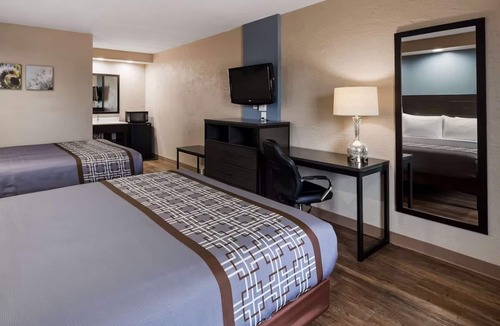 Jasper Hotel | Clean & Relaxing Jasper Room Close to Restaurants, Shopping & Major Attractions