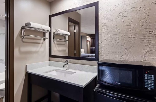 Jasper Hotel | Clean & Relaxing Jasper Room Close to Restaurants, Shopping & Major Attractions
