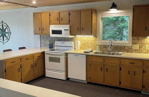 Custer Cottage | Clear Sky Cottage on Lost Lake - Gorgeous 3 bed/2.5 bath Lakefront Home