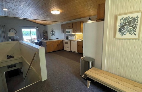 Custer Cottage | Clear Sky Cottage on Lost Lake - Gorgeous 3 bed/2.5 bath Lakefront Home