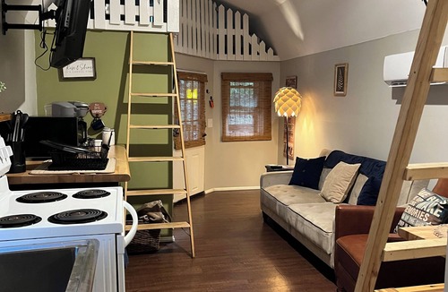 Groveoak Cabin | Close to everything—private launch one minute drive away—