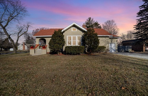 Center Avenue Historic District House | Close to Frankenmuth! Hot Tub, Fireplace, W/D,114Mbps Internet, Self Check-In