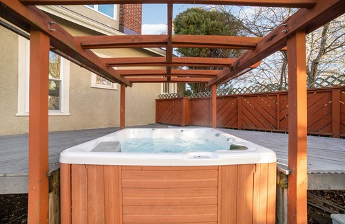 Center Avenue Historic District House | Close to Frankenmuth! Hot Tub, Fireplace, W/D,114Mbps Internet, Self Check-In