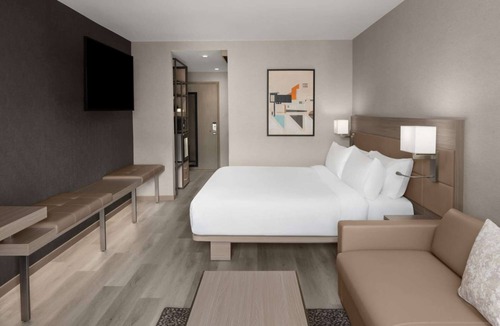 East Lansing Hotel | Close to MSU Campus + On-site Dining. Pool. Gym.