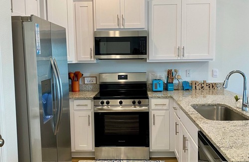 Orange Beach House | Close to the beach, The Wharf, Sportsplex, OWA, Airport, Pet Friendly!