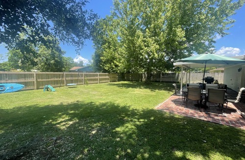 Long Beach House | Coastal Blue. 2 minutes to Gulf of Mexico. Private backyard for BBQ/entertaining