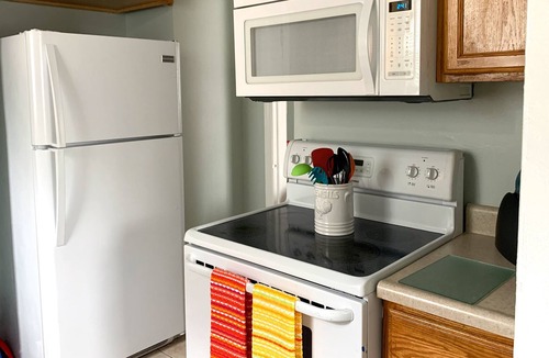 Pontiac House | Colorful and Stylish Retreat - 5 Min To GM