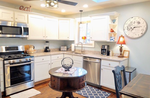 Harbert Cottage | ~Come get Cozy at this Adorable Cottage near Restaurants, Wineries & Breweries~