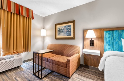 Guntersville Hotel | Comfortable Lake Stay with Free Breakfast, Parking & Access to Outdoor Fun