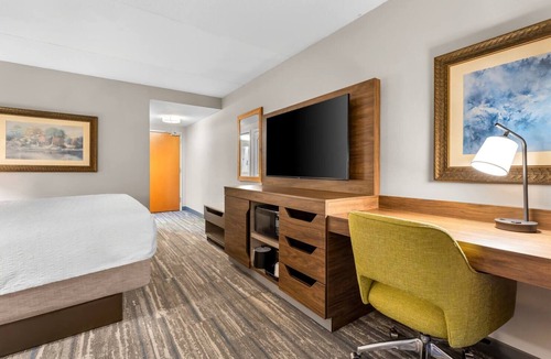 Guntersville Hotel | Comfortable Lake Stay with Free Breakfast, Parking & Access to Outdoor Fun