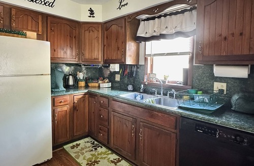 Findlay House | Comfortable & Spacious 2-Bedroom Home Near Riverside Park & Findlay Attractions