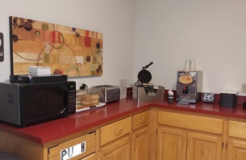 Charlotte Hotel | Comfortable Stay with Free Parking & Free Breakfast Near Downtown
