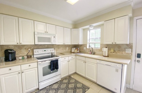 Northeast Pensacola Apartment | Comfy Chic Condo with Parking