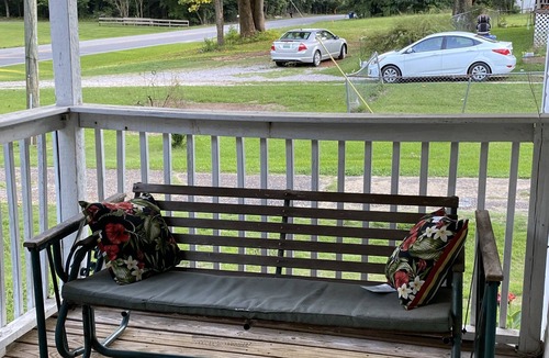 Cusseta House | Comfy Country House - Beds for 8 - 20 minutes from Auburn Large yard, parking