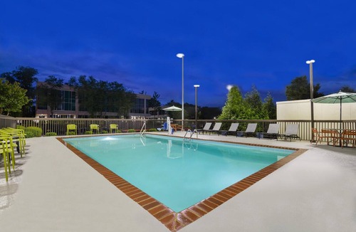 Huntsville Hotel | Convenient Huntsville Room w/Free Breakfast, Parking & Seasonal Pool Access