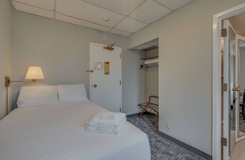 Music Row Hotel | Converted Studio Apartment. - Great Location!