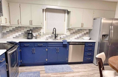 Decatur House | Corporate & Family Stay | Pool Table | Fire Pit | Pets OK