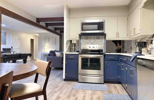 Decatur House | Corporate & Family Stay | Pool Table | Fire Pit | Pets OK