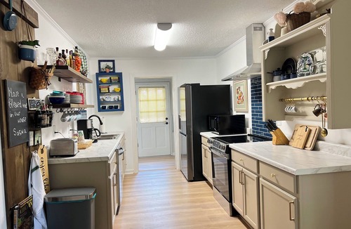 Forest Lake Cottage | Cottage in the Center of Tuscaloosa, Beautiful Backyard, 2.5 Miles to Stadium
