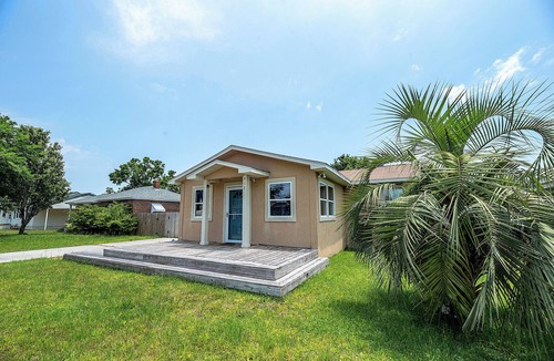 Pensacola House | Cottage on the Coast + 20 min to beach + Beautiful walking trail