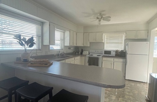 White Pigeon Cottage | Cottage on the lake 15 minutes to Shipshewana