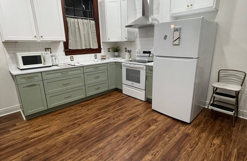 Meridian House | Cottage Retreat in Meridian - where vintage charm meets modern comfort. Sleeps 6