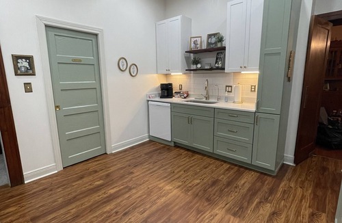 Meridian House | Cottage Retreat in Meridian - where vintage charm meets modern comfort. Sleeps 6