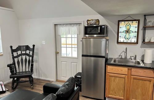 Silas Cottage | Cozy, 1 Bedroom, 1.5 Bathroom, ADULTS ONLY, Smoke-free Tiny House.